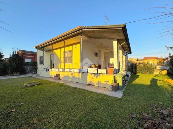 casa indipendente in vendita a Goito in zona Marsiletti