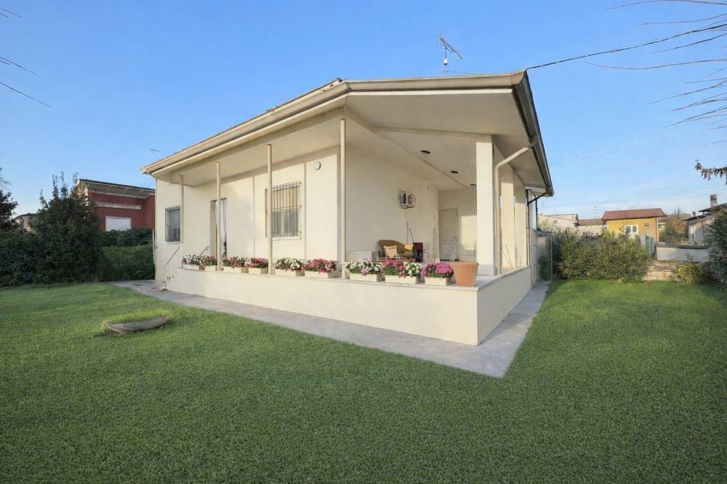 casa indipendente in vendita a Goito in zona Marsiletti