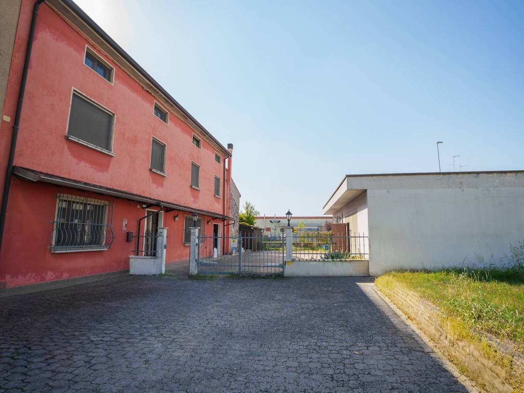 casa indipendente in vendita a Goito in zona Sacca
