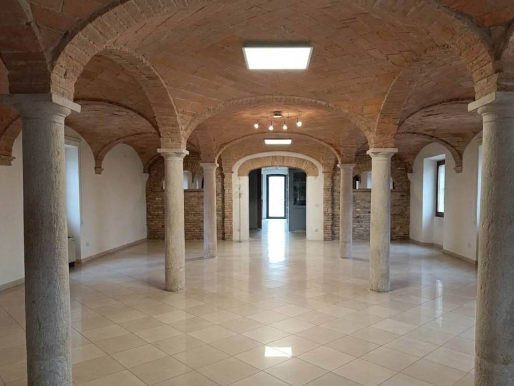 negozio in vendita a Goito in zona Cerlongo