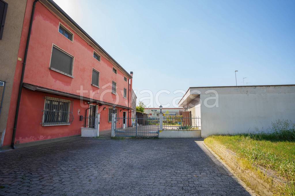 casa indipendente in vendita a Goito in zona Sacca