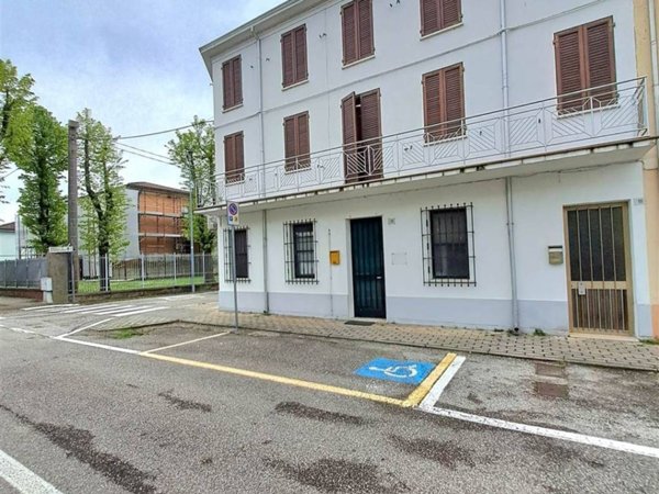 negozio in vendita a Magnacavallo