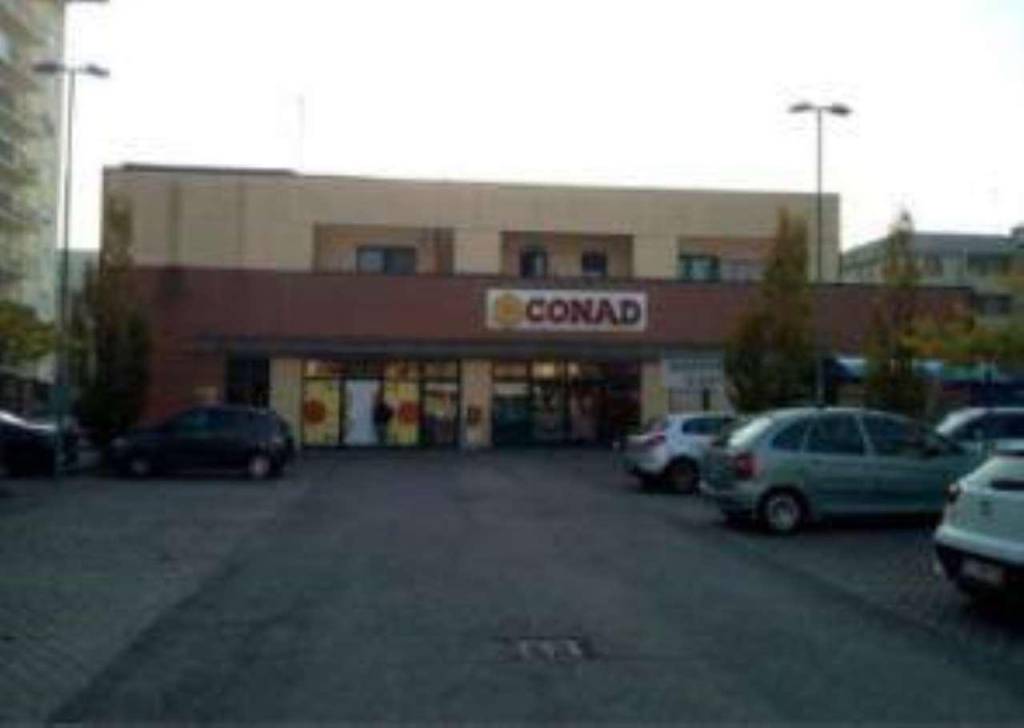 negozio in vendita a Mantova in zona Lunetta-Frassino