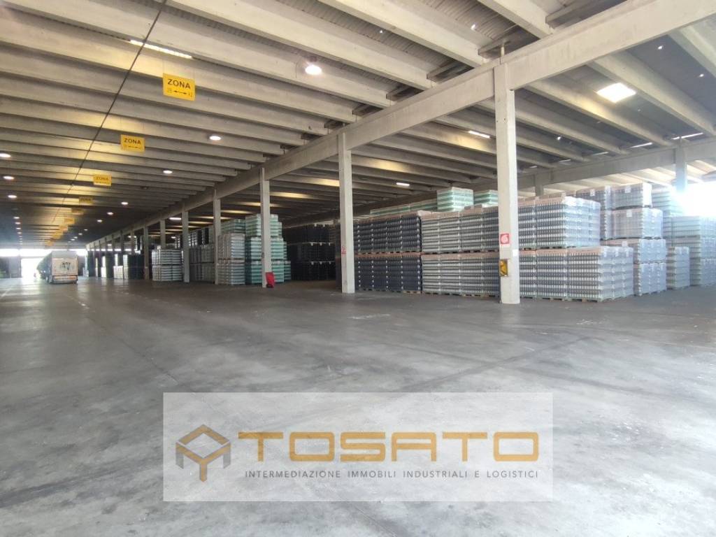 locale commerciale in vendita a Mantova