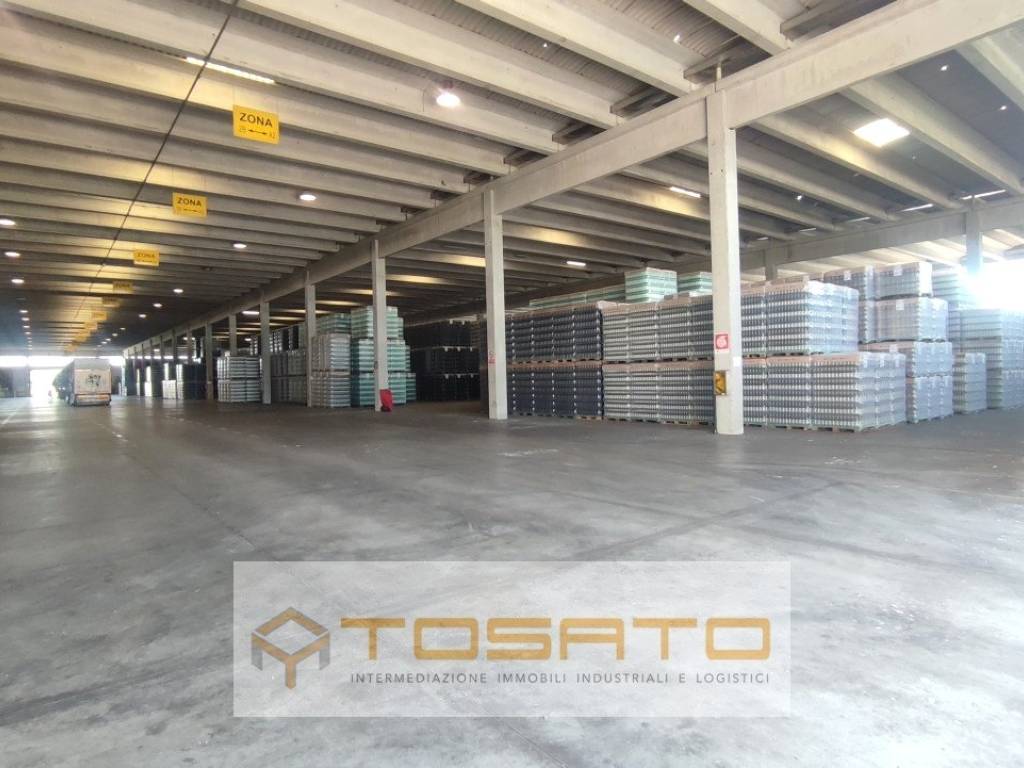 locale commerciale in vendita a Mantova