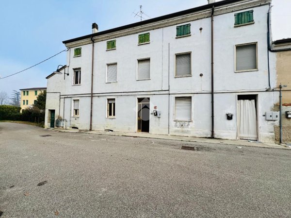 casa indipendente in vendita a Mantova in zona Formigosa
