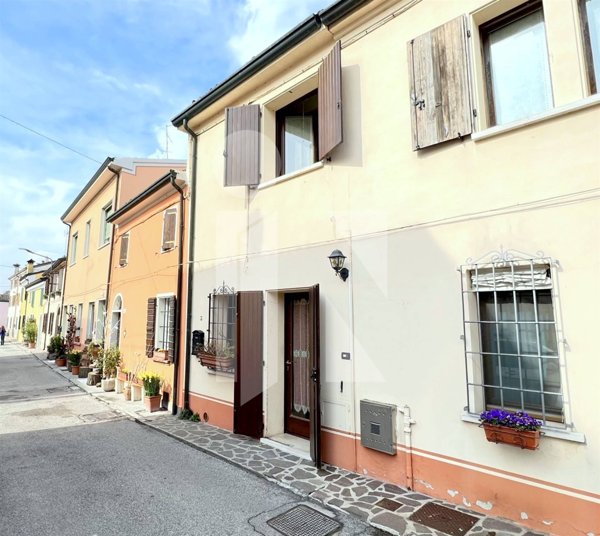 casa indipendente in vendita a Sassocorvaro Auditore in zona Castelnuovo