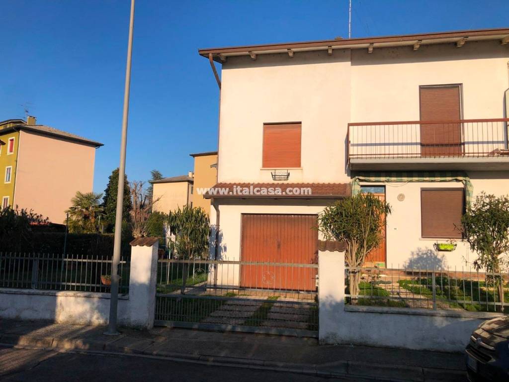 casa indipendente in vendita a Mantova in zona Strada Dosso del Corso