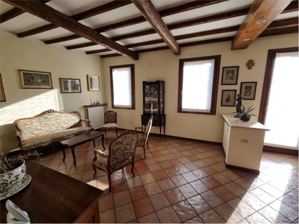 casa indipendente in vendita a Mantova in zona Viale Pompilio
