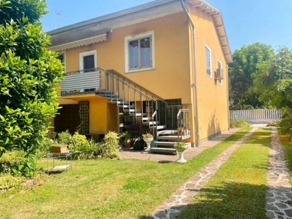 casa indipendente in vendita a Mantova in zona Cittadella