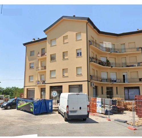 negozio in vendita a Mantova in zona Lunetta-Frassino