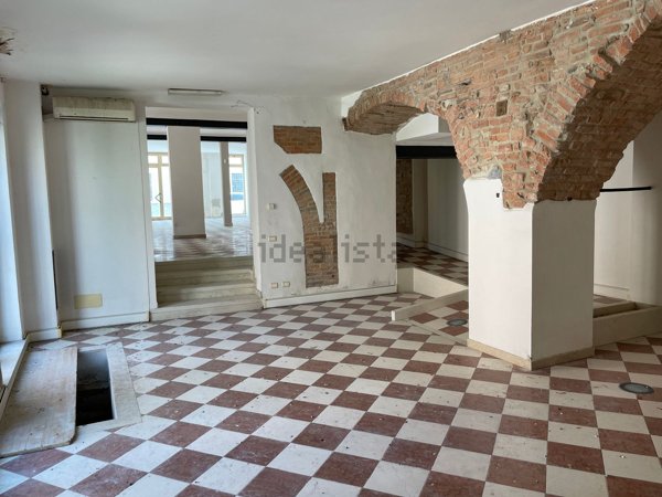 locale commerciale in vendita a Mantova