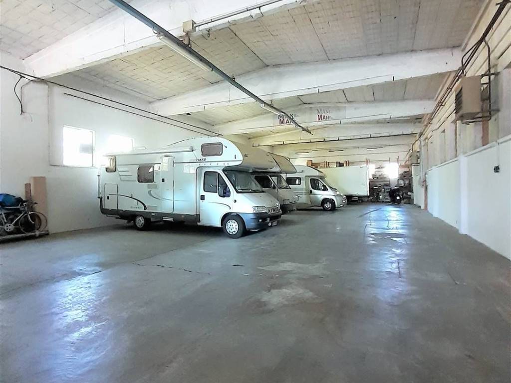 locale commerciale in vendita a Mantova in zona Lunetta-Frassino