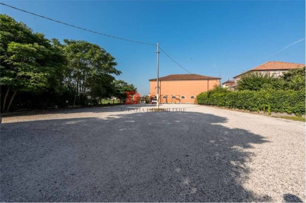 negozio in vendita a Mantova in zona Lunetta-Frassino