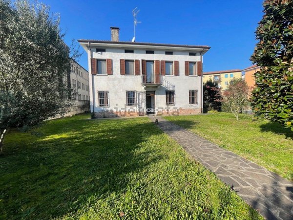 casa indipendente in vendita a Mantova
