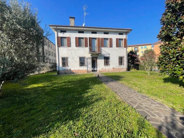 casa indipendente in vendita a Mantova in zona Valletta Valsecchi