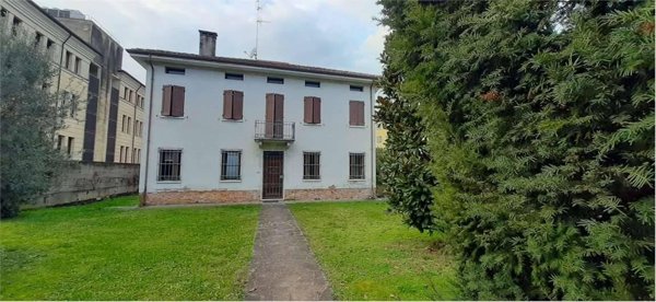 casa indipendente in vendita a Mantova in zona Viale Pompilio