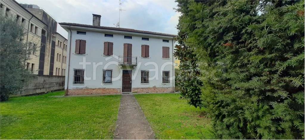 casa indipendente in vendita a Mantova in zona Viale Pompilio