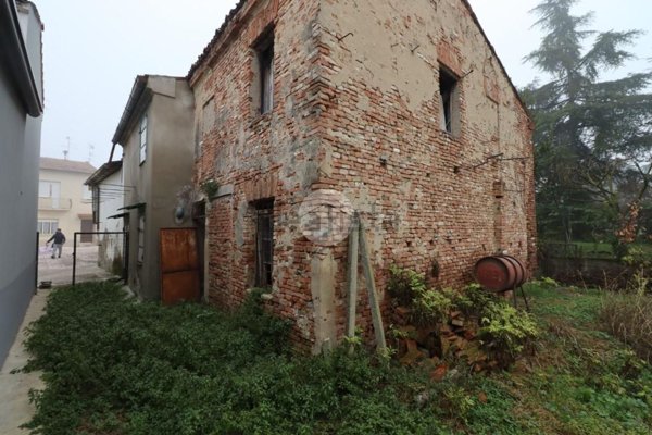 casa indipendente in vendita a Mantova in zona Borgo Castelletto