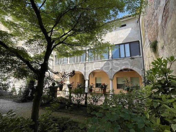 casa indipendente in vendita a Mantova in zona Centro Storico