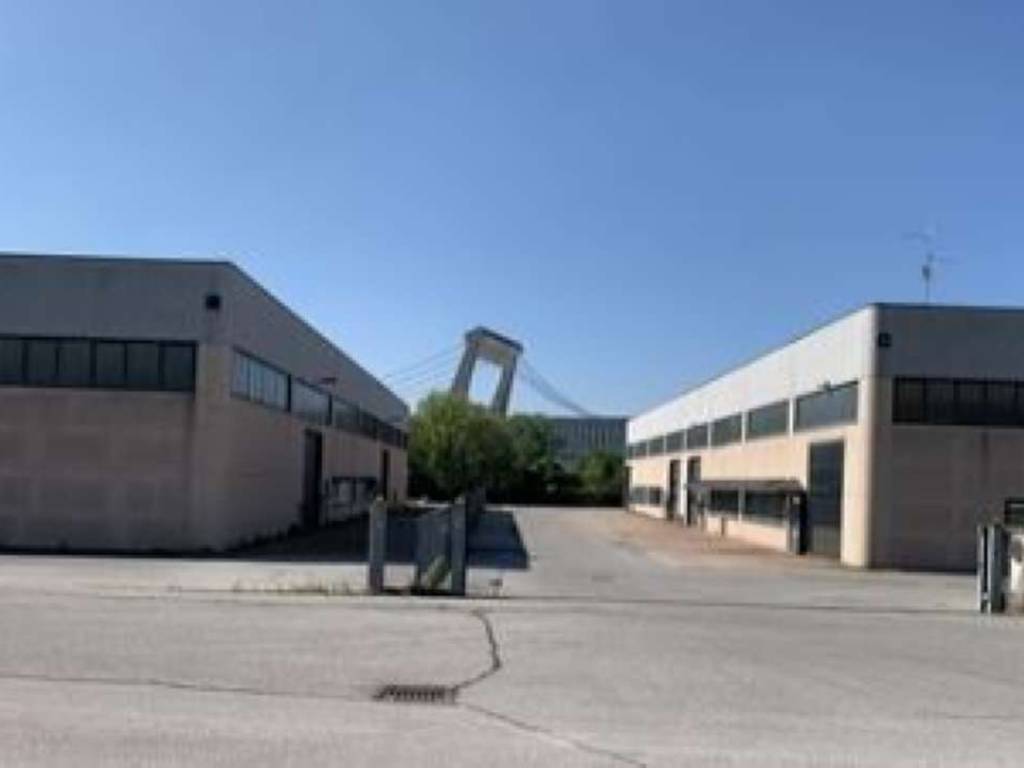 locale commerciale in vendita a Mantova in zona Cittadella