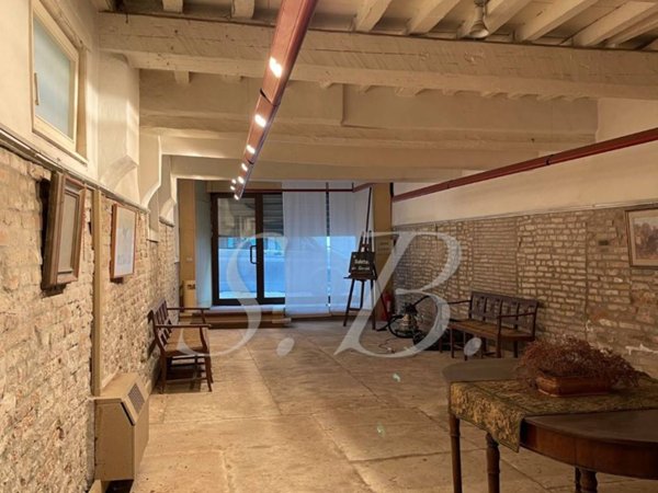 negozio in vendita a Mantova in zona Centro Storico