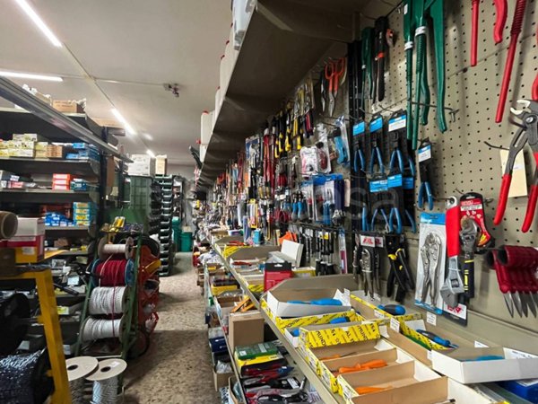 negozio in vendita a Mantova in zona Lunetta-Frassino