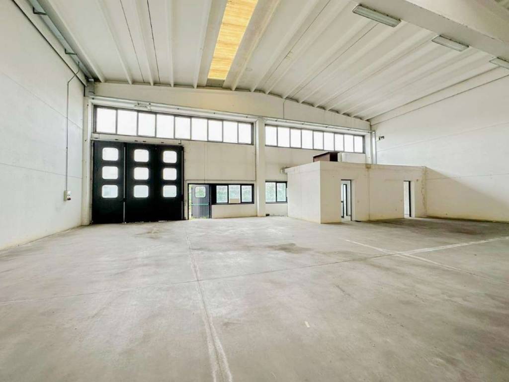 locale commerciale in vendita a Mantova in zona Lunetta-Frassino
