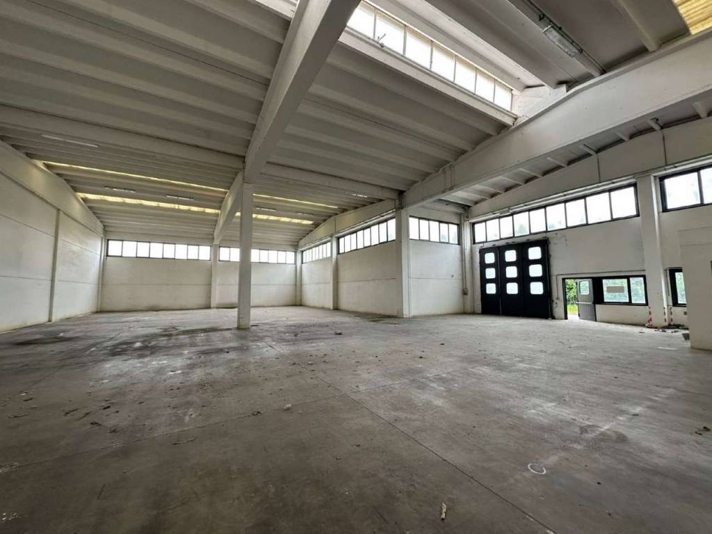 locale commerciale in vendita a Mantova in zona Lunetta-Frassino