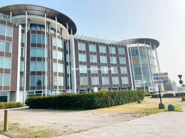 ufficio in vendita a Mantova in zona Lunetta-Frassino