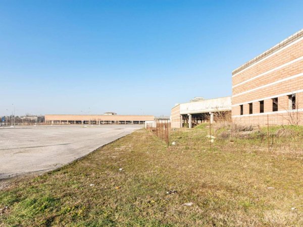 capannone in vendita a Mantova in zona Lunetta-Frassino