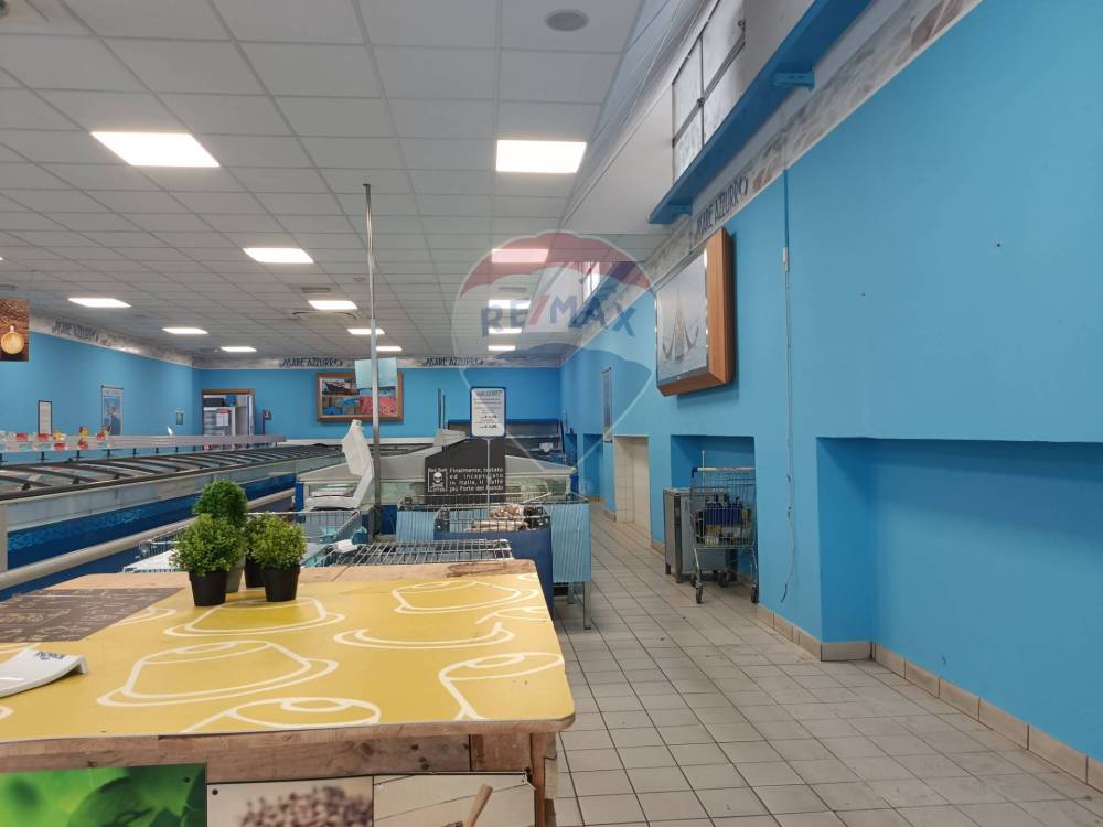 locale commerciale in vendita a Mantova in zona Via Cremona