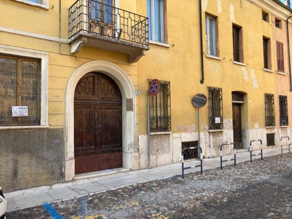 casa indipendente in vendita a Mantova in zona Centro Storico