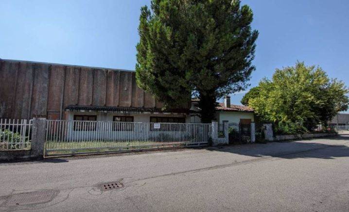 capannone in vendita a Mantova in zona Gambarana
