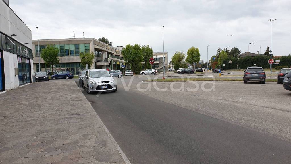negozio in vendita a Mantova in zona Strada Dosso del Corso
