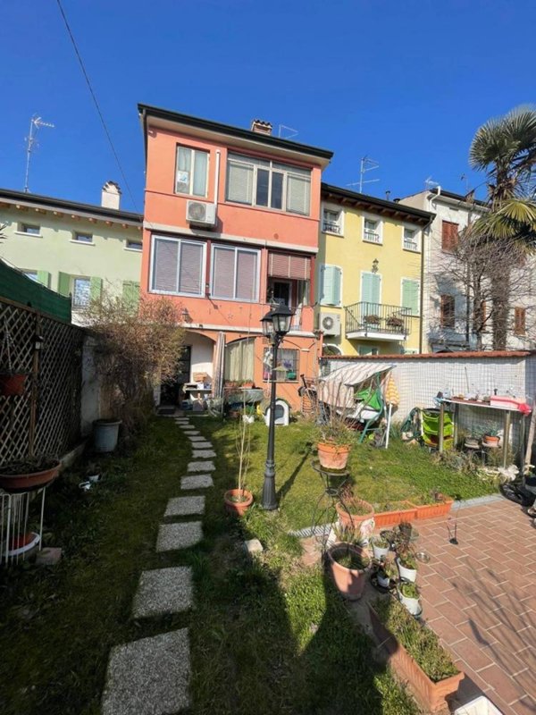 casa indipendente in vendita a Mantova in zona Centro Storico