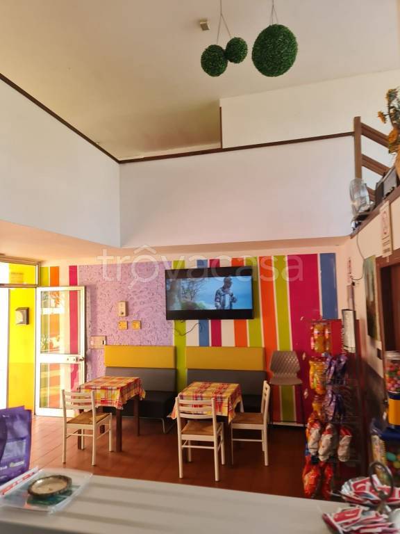 negozio in vendita a Mantova in zona Lunetta-Frassino