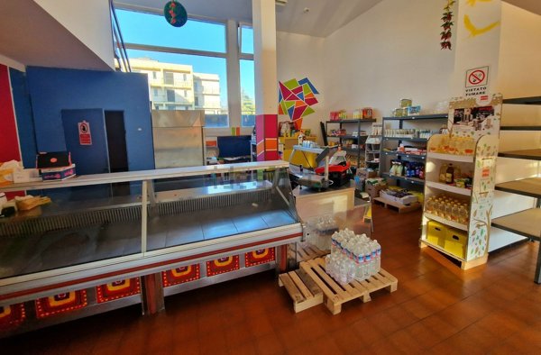 locale commerciale in vendita a Mantova in zona Lunetta