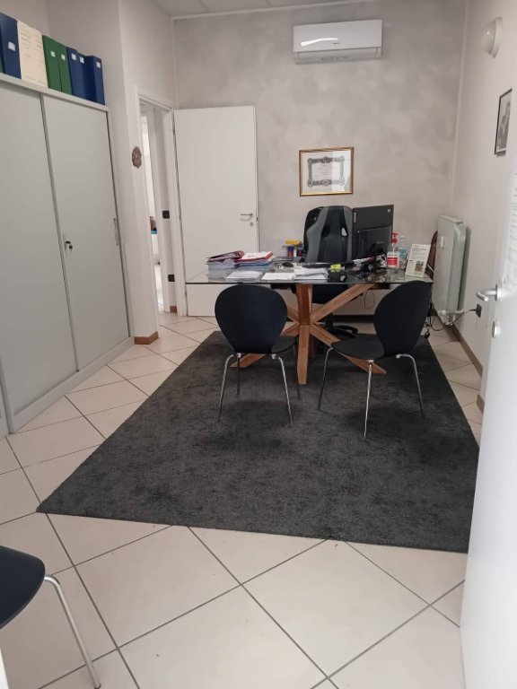 negozio in vendita a Mantova in zona Valletta Paiolo