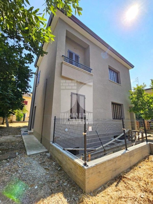 casa indipendente in vendita a Mantova in zona Viale Pompilio