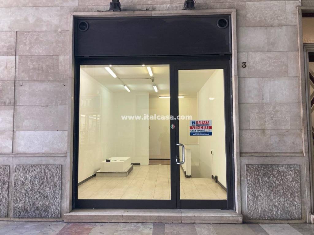 negozio in vendita a Mantova in zona Centro Storico