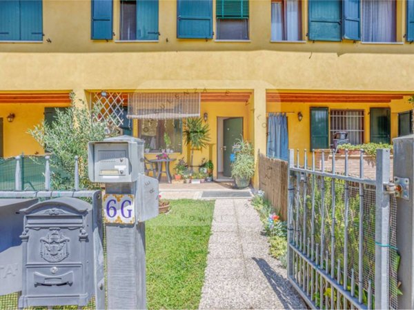 casa indipendente in vendita a Mantova in zona Strada Dosso del Corso