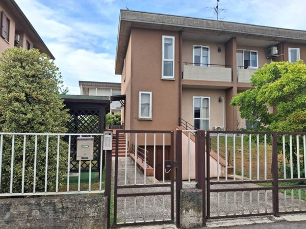 casa indipendente in vendita a Mantova in zona Strada Dosso del Corso
