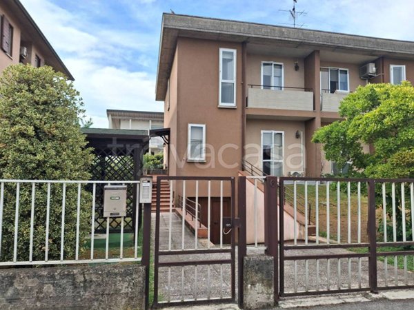 casa indipendente in vendita a Mantova in zona Strada Dosso del Corso