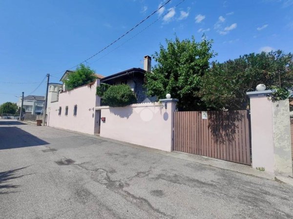 casa indipendente in vendita a Mantova in zona Strada Dosso del Corso