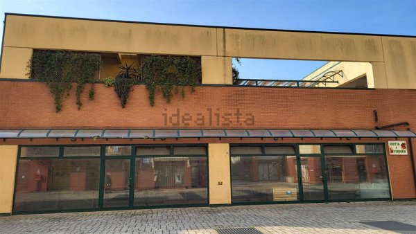 negozio in vendita a Mantova in zona Lunetta-Frassino