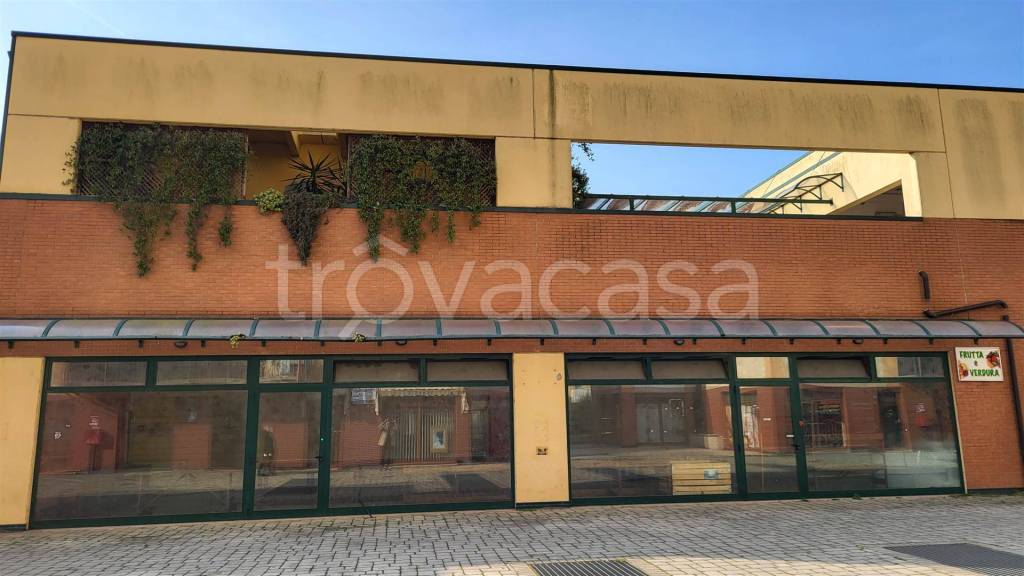 negozio in vendita a Mantova in zona Lunetta-Frassino