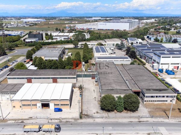 locale commerciale in vendita a Mantova in zona Cittadella