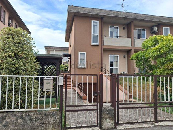 casa indipendente in vendita a Mantova in zona Strada Dosso del Corso