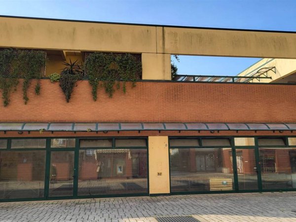 negozio in vendita a Mantova in zona Lunetta-Frassino